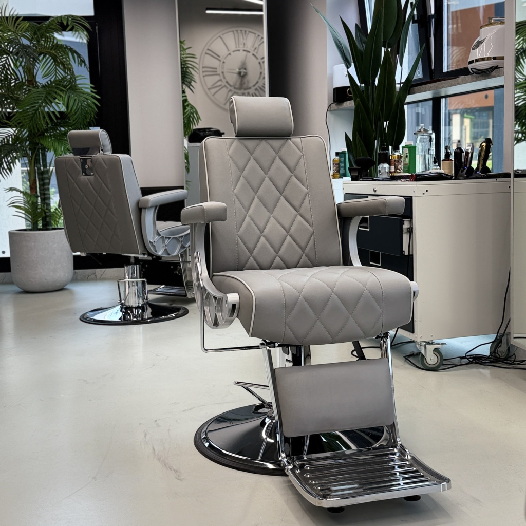 Барберкресло в интерьере барбершопа, вариант 1